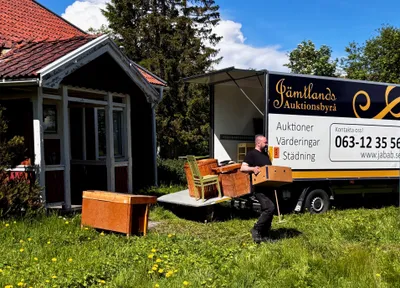 Professionella flyttarbetare från flyttfirma Östersund bär varsamt skyddade möbler