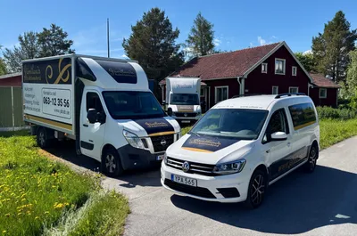 Professionell flyttfirma Östersund lastar bohag i flyttbil med fjällutsikt i Jämtland